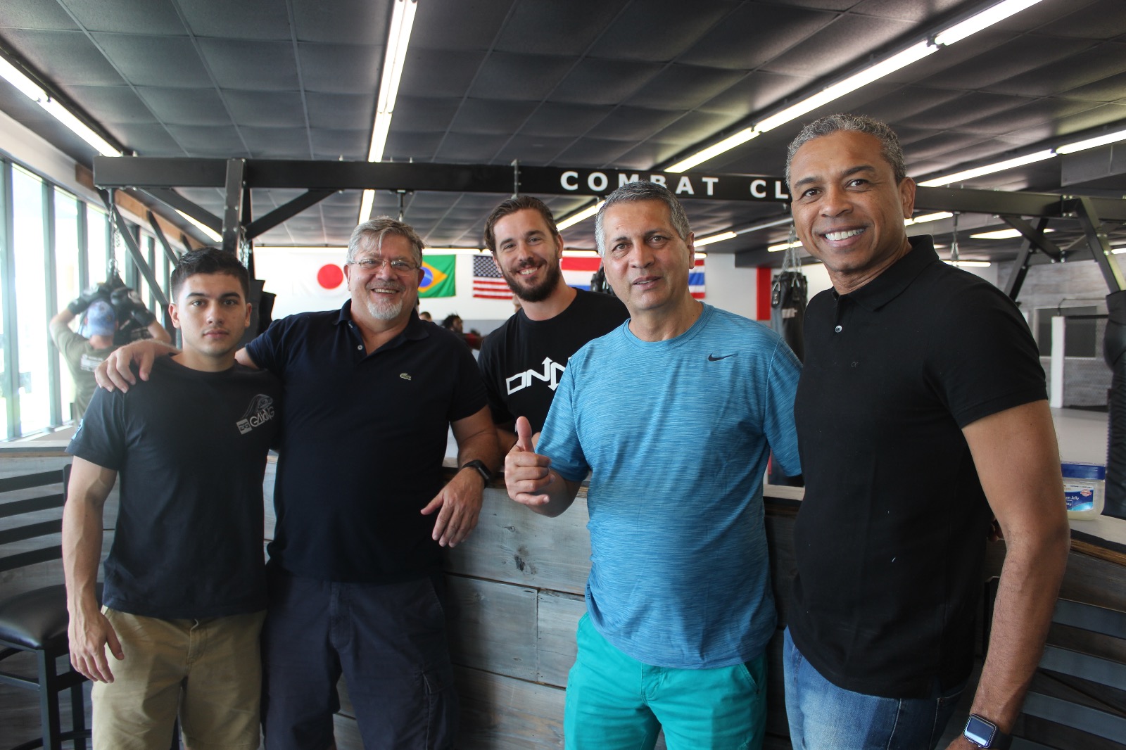 O professor Peterson Campos, segundo da esquerda para a direita, e alunos do curso de férias