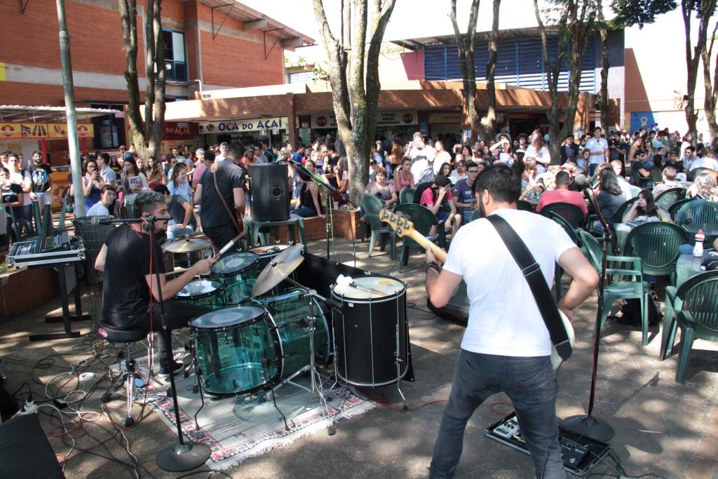 Banda Kilotones toca no intervalo das aulas