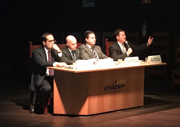 Da direita para esquerda, os professores Fernando da Fonseca Gajardoni, Olavo Augusto Vianna Alves Ferreira, Angel Tomas Castroviejo e Luciano Masson