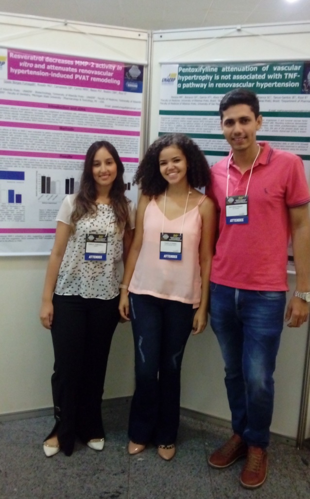 Estudantes no Congresso, da esquerda para direita: Gisele B. Fumegalli (Farmácia), Thaís R Victorino (Farmácia) e Matheus P Pereira (Medicina)