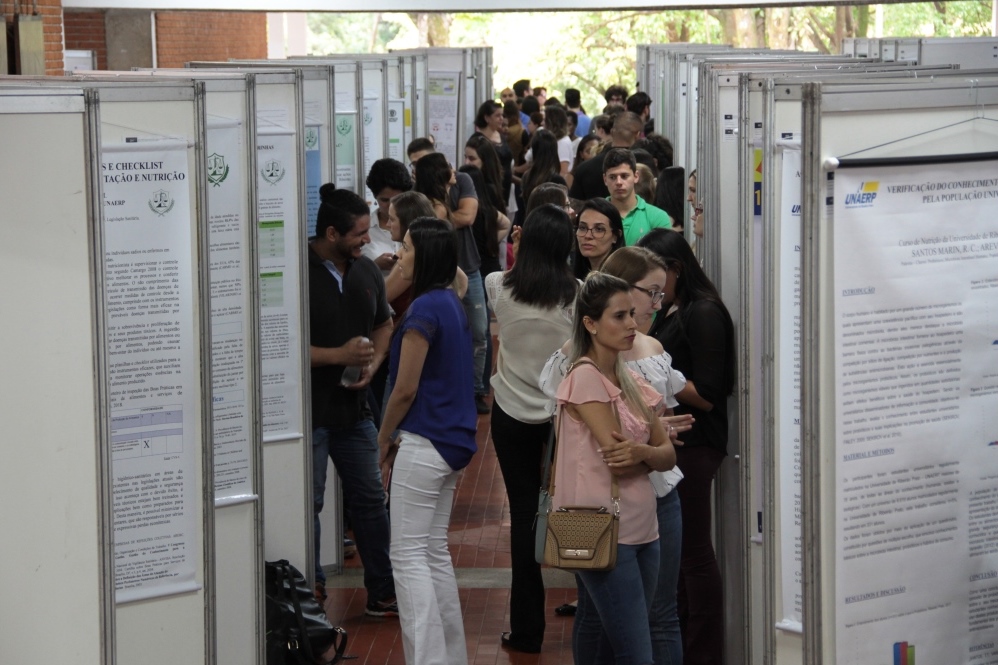 Exposições e avaliações dos painéis de pesquisa nos Blocos G e H
