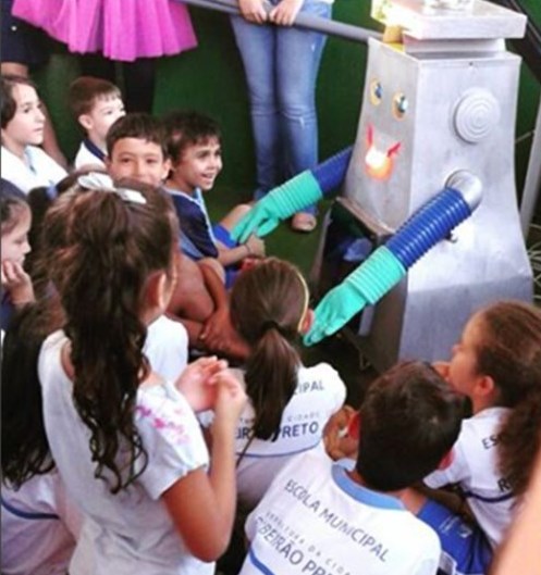 Robodente durante ação social promovida em 2017