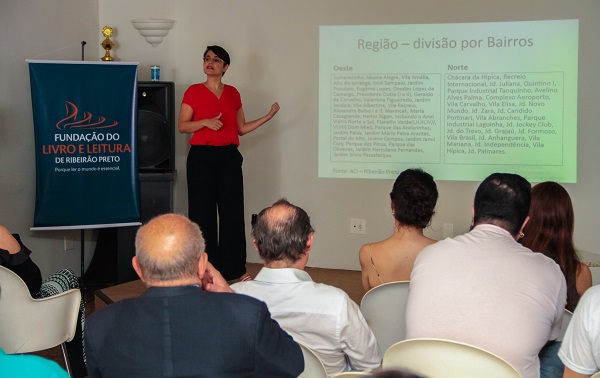 A coordenadora do curso de Publicidade e Propaganda da Unaerp, Daniela Tincani, durante apresentação da pesquisa