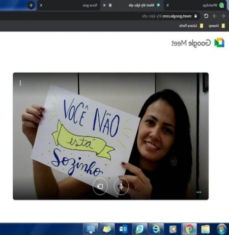 A aluna Juliana Novelli Maciel durante a homenagem