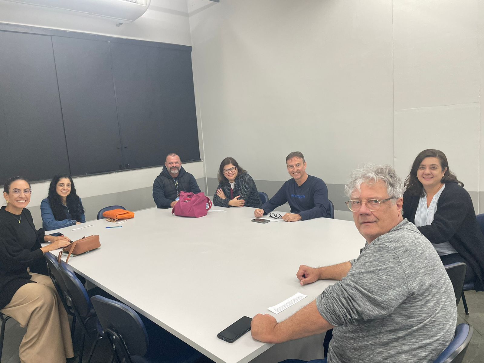 medicina-tutorias-reuniao-em-sala.jfif