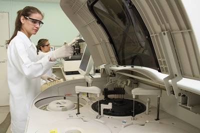 Exames sendo processados no LAC