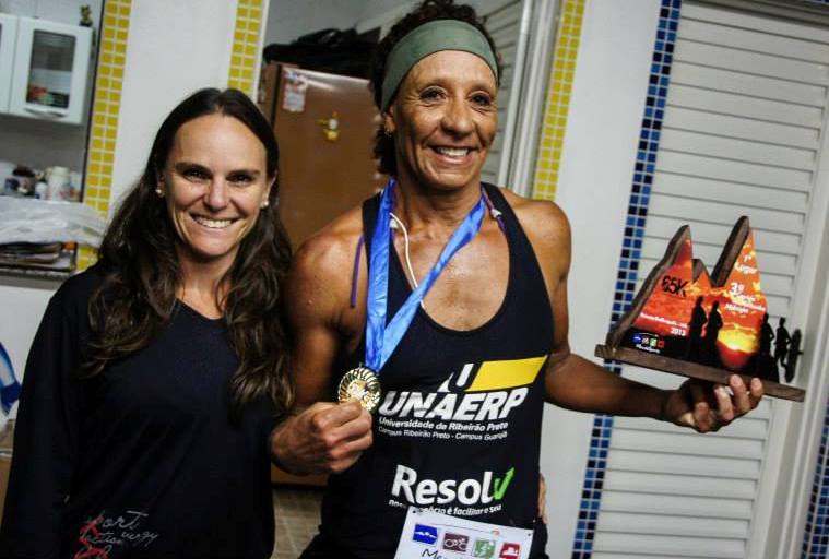Rose (ao lado da organizadora da corrida, Márcia Mendes) terminou os 65km em 7h30